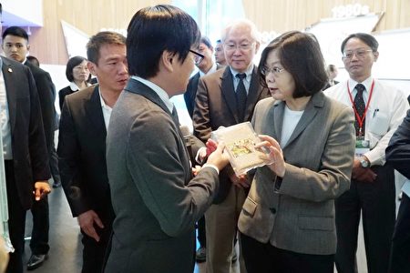 蔡总统参观工研院展示的“协助地方产业及创新创业成果”展。(新竹县政府提供)