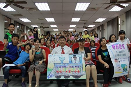 抢答与闯关后,与火车达人合影。(新竹国小提供)