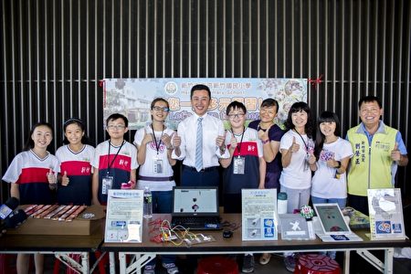 在清大参加第2届“自造者嘉年华”展览,新竹市长林智坚(中)莅临摊位大赞竹小学生是小小科学家。(新竹国小提供)