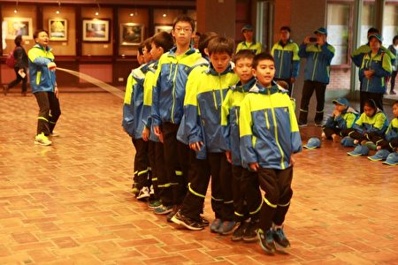 参加105年全民运动会授旗典礼,竹林国小跳绳队表演跳绳。(曾汉东/大纪元)
