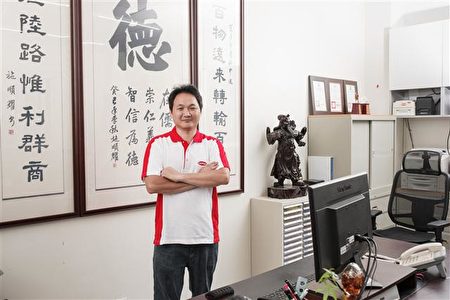 陈政栋以德自勉,做的是汽车百货的通路,因此将公司取名“德百通”,希望“爱车褓母”德之所至,百路通达。(爱车褓母提供)