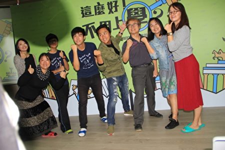 人文行動高中親師生合影(右二起楊逸頎 楊文貴 王仁甫 )。(謝月琴/大紀元)