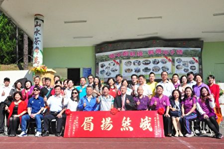 參加校慶的貴賓合影,祝賀峨眉國中開創新境。(賴月貴/大紀元)