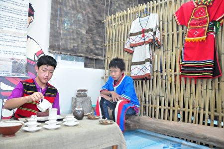 質樸的原住民文化和南投凍頂烏龍茶。(賴月貴/大紀元)