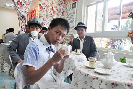 喝英式紅茶的帥氣紳士(學生扮演)。(賴月貴/大紀元)