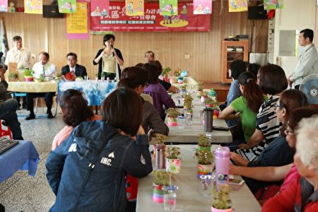 宜蘭縣勞工處黃玲娜處長說明行政院推動長照2.0。(曾漢東/大紀元)