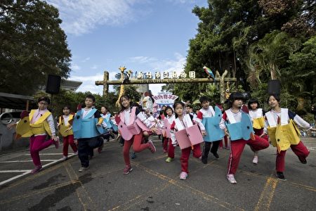 東門國小學童身穿「小雞裝」,帶來熱情可愛的舞蹈。(新竹市府提供)