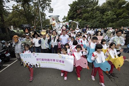 林智堅與貴賓及小朋友們進行「小型踩街」為即將登場的大遊行暖身。(新竹市府提供)