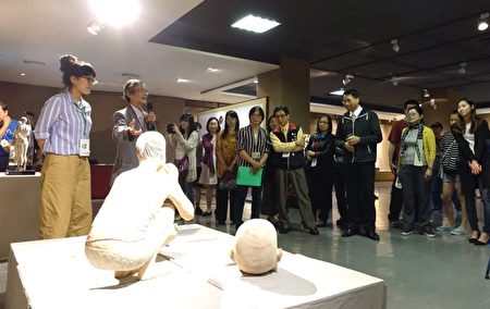 34届桃源美展-名师导览。(陈建霖/大纪元)