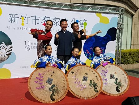 红瓦民族舞蹈团演出《又闻桐花香》。(林宝云/大纪元)