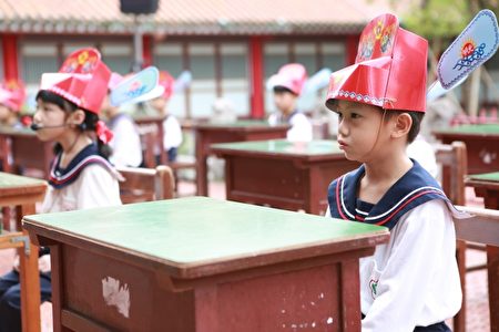記者會現場由宜蘭國小附幼小班的孩童現場背誦弟子規。(曾漢東/大紀元)