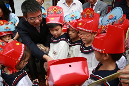 宜蘭市長江聰淵發送智慧糕給小朋友。(曾漢東/大紀元)