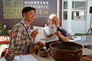 日本陶艺家日下部正和,亲绘观音像送粉丝,前为最大柴烧茶碗。(许享富 /大纪元)