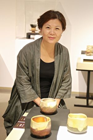 赖秀桃展示她的陶艺创作-山隐系列。 (许享富 /大纪元)