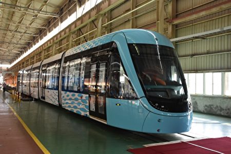 首度亮相流线造型的淡海轻轨列车“行武者号”,车厢内外都采用水蓝色调,象征淡水河面波光粼粼,蓝天海景相呼应。(赖月贵/大纪元)