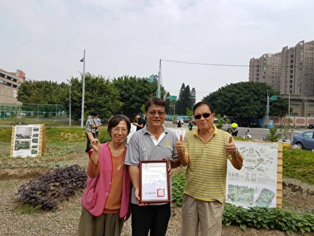 陈海锋与全心投入照顾园子的社区志工杨新崎与周伯通。(林宝云/大纪元)