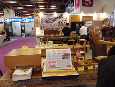 重视环保的李界煌,他的展位没有任何的装潢,只有参展的原木和作品。(廖素贞/大纪元)