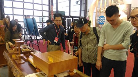 参观民众仔细的观赏参展作品。(廖素贞/大纪元)