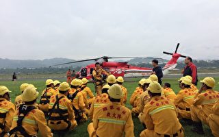 强化森林火灾防救 出动黑鹰直升机训练