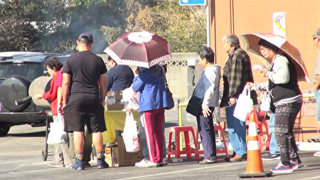 感恩節,永隆超市免費BBQ活動,回饋社區。(薛文/大紀元)