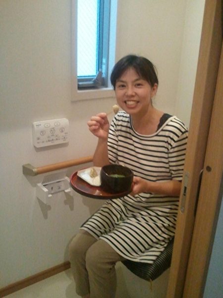看這位美女蹲在廁所裡吃得多開心。(網絡圖片)