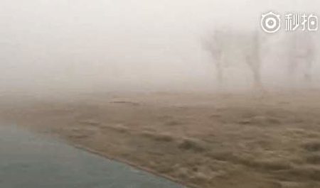 位于乌鲁木齐的新疆师范大学网民上传的大雾照片。(网络图片)