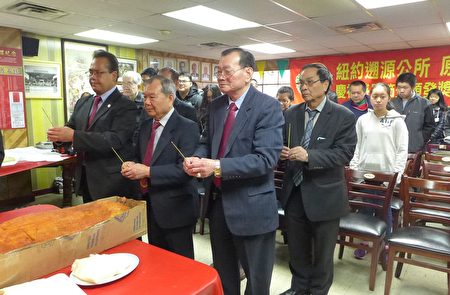 雷文波、邝耀辉、方玉超三位主席以及原宗别墅墅长,在公所五楼礼堂领众祭祖。