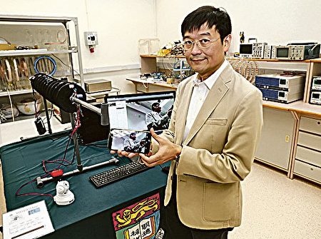 为减缓全球暖化问题,许树源教授致力推动风动太阳能发电,并发明电气弹簧技术。图为团队研发的电网监察系统,维持电网的稳定性,同时减少碳排放。(香港大学提供)
