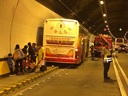 國道3號嘉義市蘭潭隧道內,6日清晨7時56分發生遊覽 車擦撞意外,造成31名乘客輕重傷,其中1名61歲女性 傷勢較重,無生命危險。(嘉義市消防局提供/中央社)