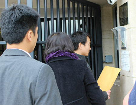 华府法轮功学员杜海芃要求大连市公检法系统,立即取消非法开庭,无罪释放母亲袁晓曼,不得对其家人进行骚扰,他将写给大连中山区法院的一封公开信递交给了中共大使馆。(何伊/大纪元)