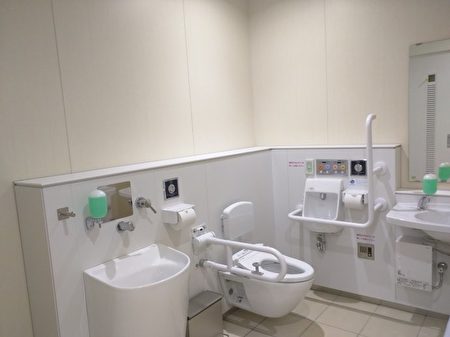 日本一些供老年人或殘疾人使用的廁所,設備最為齊全。(網絡圖片)