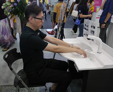 福乐多公司“友善电动升降洗脸台”,伸缩范围65cm~105cm,具记忆功能,防危险装置,适合各年龄层使用。 (方金媛/大纪元)