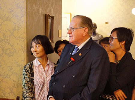 澳洲新州上院議員、基督民主黨的領袖弗瑞德‧奈爾(中)表示,如果草案通過,將會給還在進行強摘器官的政府或醫生一個強烈的信息。(周東/大紀元)