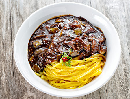 美味炸酱面(张学慧/大纪元)