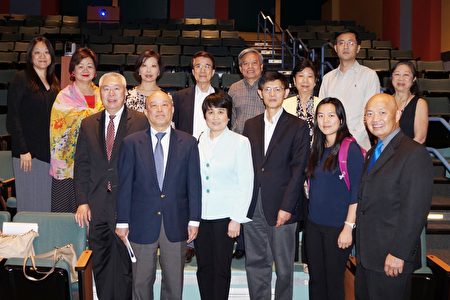 圖:物理教授郗小星(前排右3)、水文專家陈霞芬(前排右4)、國家安全法業務部主席鄧錦明(前排右6)和主辦方合影。(易永琦/大紀元)