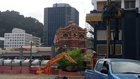 位于惠灵顿市中心Molesworth街61号的10层建筑在地震中严重受损,需要拆除。近日,在其建筑材料中发现石棉(asbestos)。