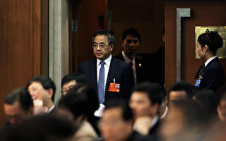 BEIJING, CHINA - MARCH 06:  Guangdong Communist Party Secretary Hu Chunhua (C) attends the Guangdong delegation's group meeting during the annual National People's Congress on March 6, 2013 in Beijing, China.Guangdong's gross domestic product (GDP) reached 5.7 trillion yuan in 2012.  (Photo by Lintao Zhang/Getty Images)
