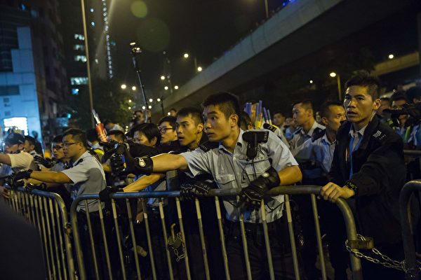 11月6日晚香港反釋法遊行後警民對峙。 (ISAAC LAWRENCE/AFP/Getty Images)