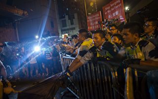 香港人在中聯辦抗議人大釋法 警方噴胡椒粉