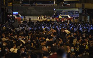 香港反人大釋法遊行 警民爆發激烈衝突
