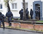 德國警方逮捕了五名伊斯蘭恐怖嫌犯。圖為警察11月8日在北部下薩克森州突襲一處住所。（JULIAN STRATENSCHULTE/AFP/Getty Images）