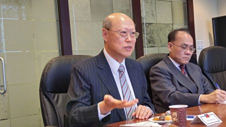 台驻加代表龚中诚大使(左一),11月22日正式访问温哥华,畅谈台加关系与世界局势。(邱晨/大纪元)