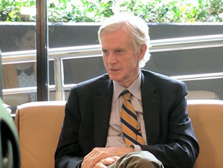 影片主讲人之一,加拿大前外交部亚太司司长大卫‧乔高(David Kilgour)接受大纪元采访。(安萍/大纪元)