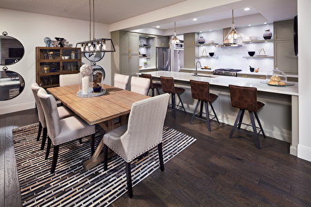 精緻大氣的廚房擁有可橫排坐下四人的超大尺寸中央島；充裕的下廚和用餐空間（Lupi Luxury Homes 提供）。