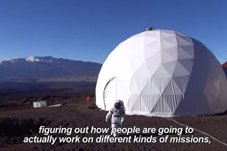 航空航天局于2016年8月28日结束夏威夷莫纳罗亚火山(Mauna Loa)模拟火星生存试验。(AFP视频截图)