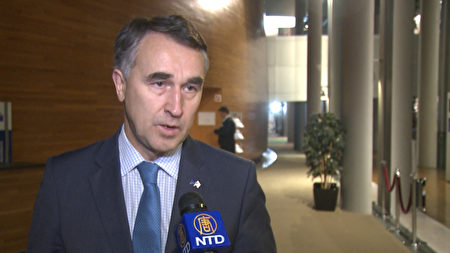 来自立陶宛的欧洲议会外交事务委员会成员 Petras Austrevicius接受媒体采访。(新唐人)