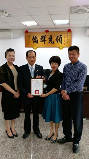 南崁高中校长室张祝芬颁发感谢状(南崁高中/提供)