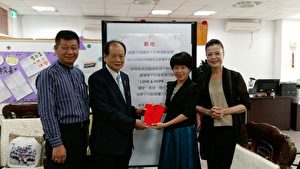 吴正宗理事长代表协会捐赠南崁高中。(南崁高中/提供)