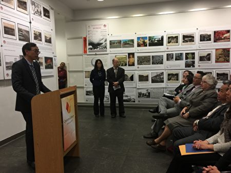 鐵路華工圖片展法拉盛圖書館開幕,圖為圖書館副館長邱辛曄在開幕式上致辭。