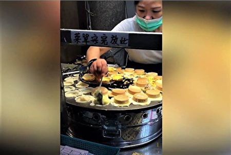 金黄色的红豆饼(视频截图)